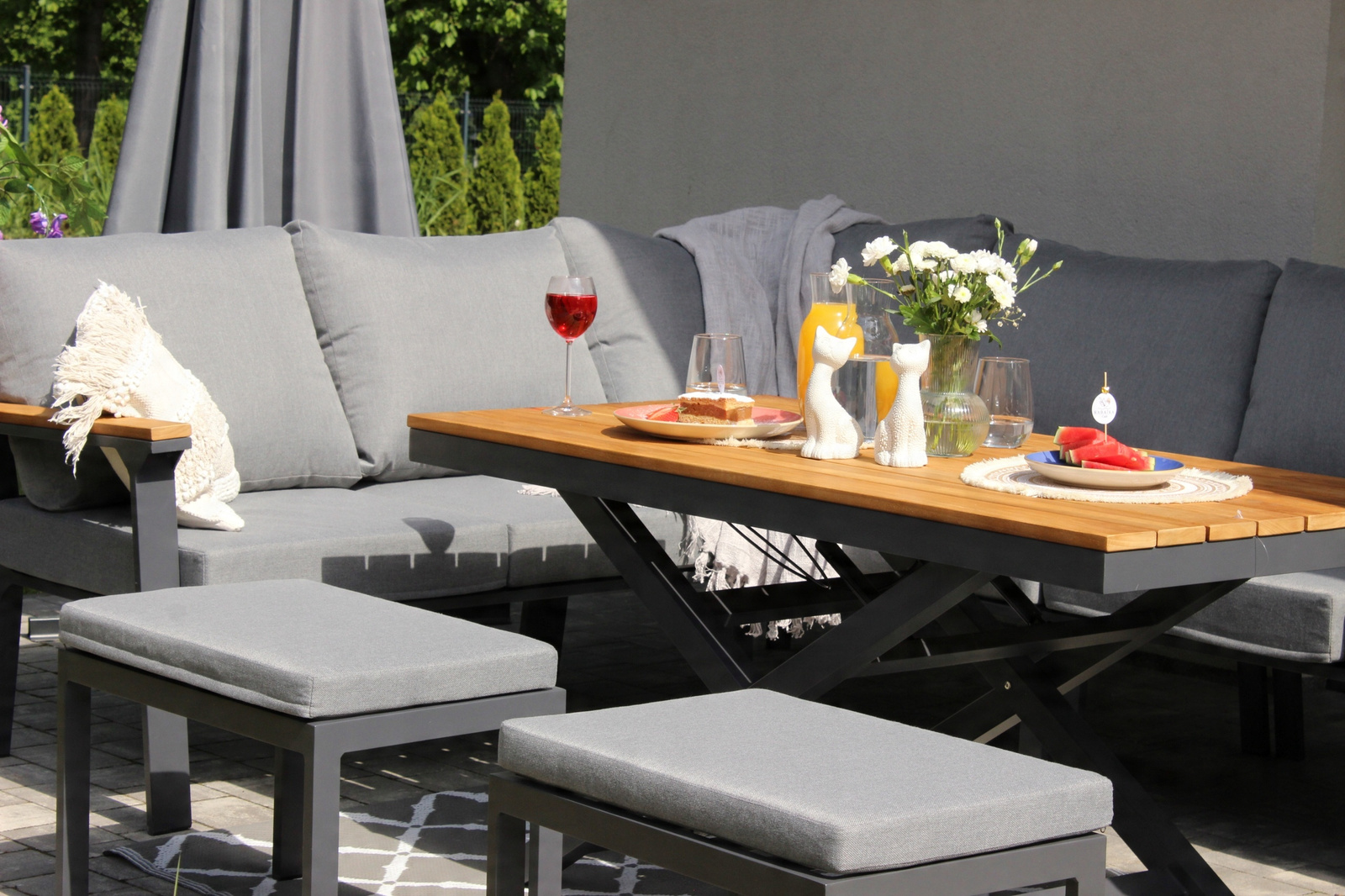 ZESTAW MEBLI OGRODOWYCH ALUMINIOWYCH TEAKOWYCH (SOFA NAROŻNA + STÓŁ + 2 TABORETY) ANTRACYT + SZARE PODUSZKI - obrazek 6