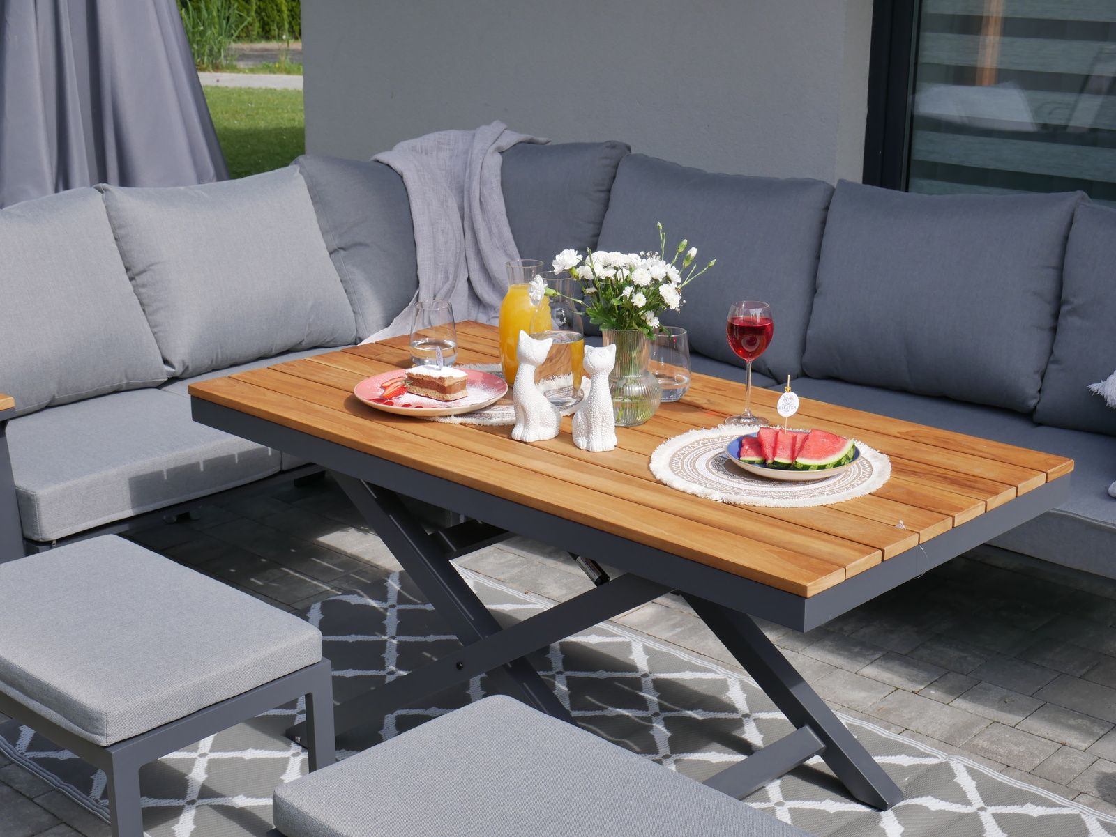 ZESTAW MEBLI OGRODOWYCH ALUMINIOWYCH TEAKOWYCH (SOFA NAROŻNA + STÓŁ + 2 TABORETY) ANTRACYT + SZARE PODUSZKI - obrazek 5