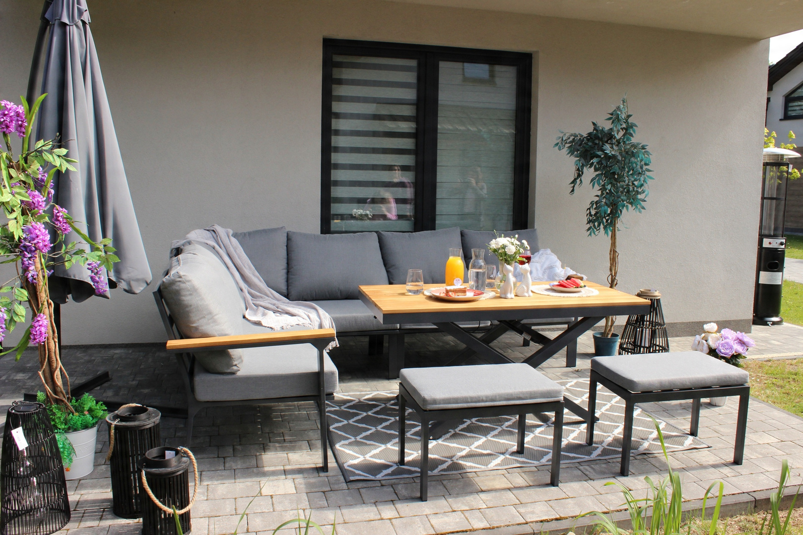 ZESTAW MEBLI OGRODOWYCH ALUMINIOWYCH TEAKOWYCH (SOFA NAROŻNA + STÓŁ + 2 TABORETY) ANTRACYT + SZARE PODUSZKI - obrazek 9